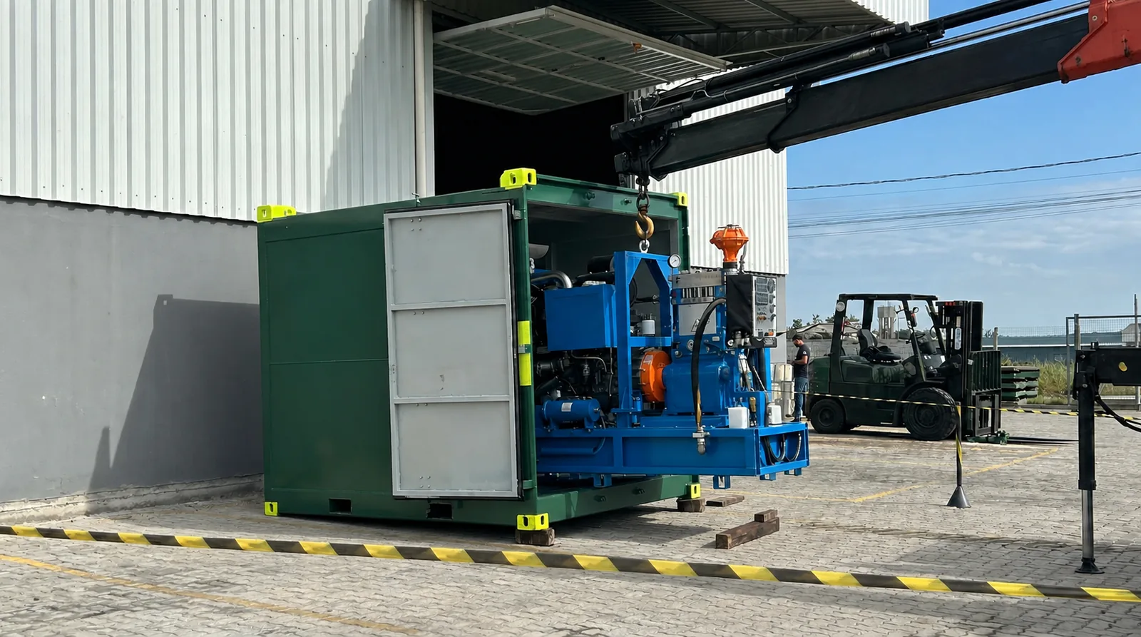 Unidade de hidrojato industrial instalada em contêiner DNV