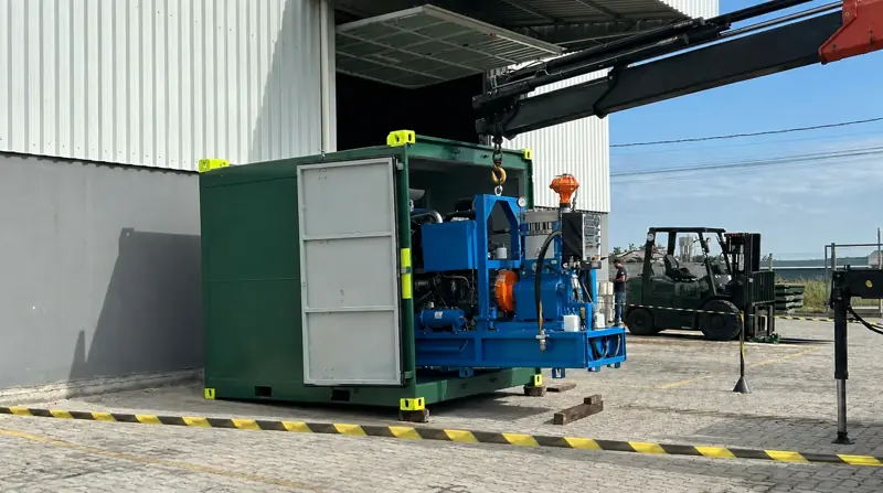 Unidade de hidrojato industrial instalada em contêiner DNV