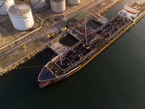Embarcação industrial em terminal, imagem ilustrativa do contexto naval.