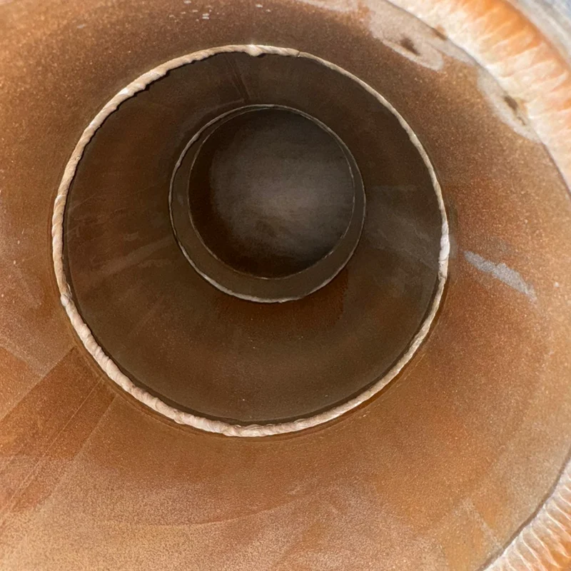 Tubulação industrial com depósitos aderidos antes da limpeza